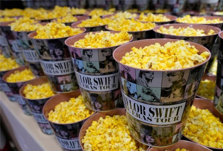 Auch an Popcorn im Taylor-Swift-Becher wurde gedacht.