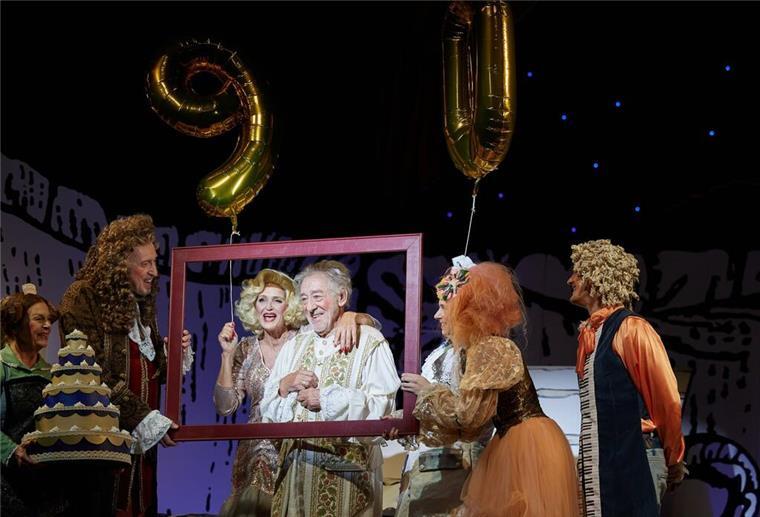 Am Geburtstag: Dieter Hallervorden spielt einen Hypochonder Auch an seinem 90. Geburtstag stand Hallervorden auf der Bühne seines Berliner Schlosspark Theaters.