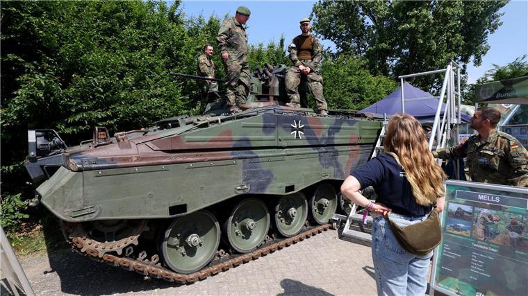 Auch auf dem Mecklenburg-Vorpommern-Tag präsentierte sich die Bundeswehr unter anderem mit dem Schützenpanzer Marder. 