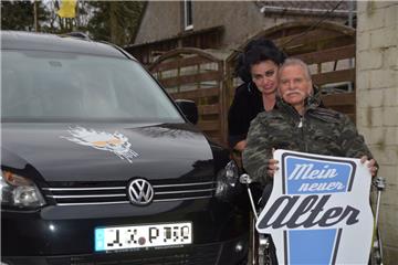 Auch auf dem neuen Auto von Inge Perlo und Hans Karcher darf der Totenkopf nicht fehlen.