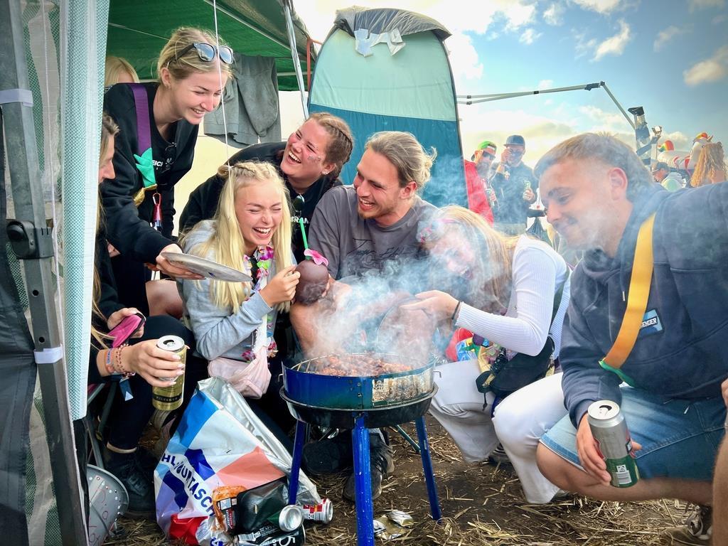 Auch auf den Campingplätzen wird gefeiert: Eine Gruppe von Jugendlichen aus Butj...