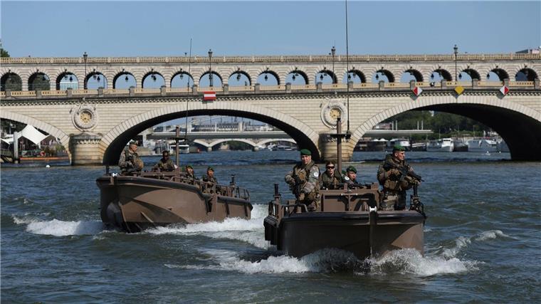 Auch auf der Seine sind Sicherheitskräfte im Einsatz.