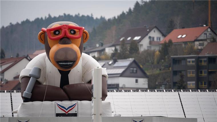 Auch aufgeblasen gibt es den Trigema-Affen - hier auf dem Dach der Firmenzentrale in Burladingen.