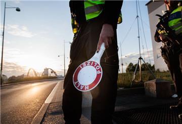  Beamte der Bundespolizei stehen bei der Einreisekontrolle am deutsch-polnischen Grenzübergang Stadtbrücke. 