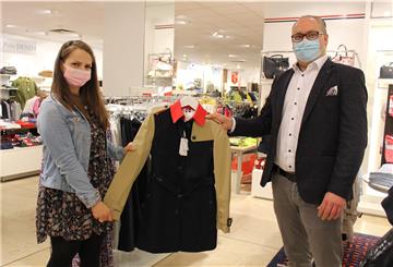 Auch bei Mode Steffen in Bremerhaven können ab Sonnabend wieder Kunden empfangen werden. Jörn Langfermann freut sich, dass auch Katharina Perokovic von der Erlebnis Bremerhaven dieses Angebot wahrnehmen möchte.