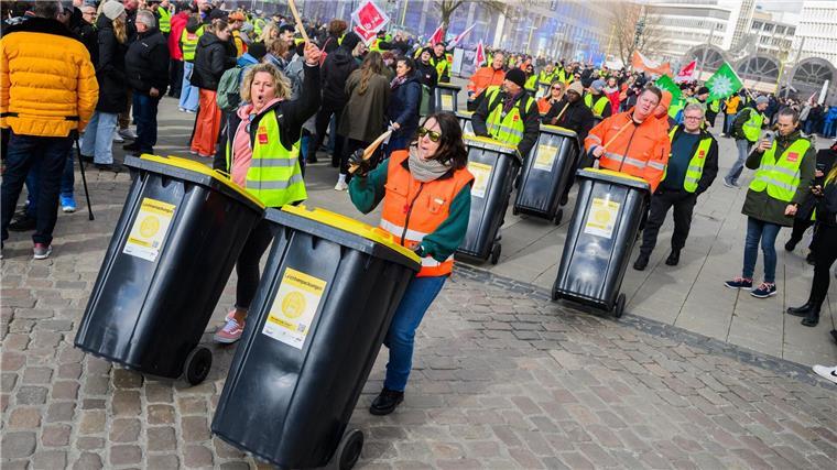 Warnstreik im öffentlichen Dienst - Tausende bei Kundgebung Auch bei Müllabfuhren legten Beschäftigte vorübergehend die Arbeit nieder.