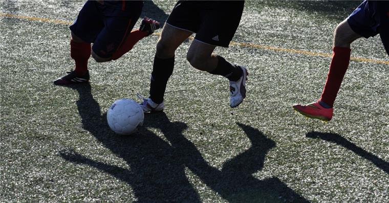 Kunstrasen: Stadt Bremerhaven gibt Geld für einen weiteren Platz Auch bei schlechtem Wetter kann auf Kunstrasen gespielt werden. Das macht diese Plätze für die Fußball-Clubs in Bremerhaven so attraktiv. Foto Scheschonka