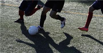 Auch bei schlechtem Wetter kann auf Kunstrasen gespielt werden. Das macht diese Plätze für die Fußball-Clubs in Bremerhaven so attraktiv. Foto Scheschonka  