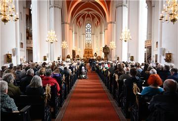 Ralf Meister, Landesbischof der Landeskirche Hannover, spricht von der Kanzel 