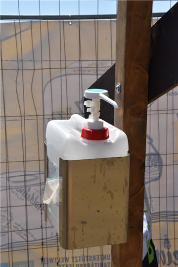 Auch beim Händewaschen wird bei Goldeimer kein Wasser verschwendet, sondern nur Desinfektionsmittel. Foto: Overschmidt
