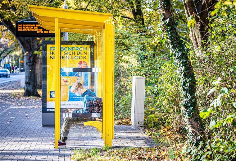 Auch beim Warten an der Haltestelle ist die Maske Pflicht.