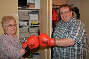 Auch Boxhandschuhe gehören zum Fundus der Plattdüütschen. Elke Puhl und Bühnenleiter Torsten Lange haben sie übergestreift.