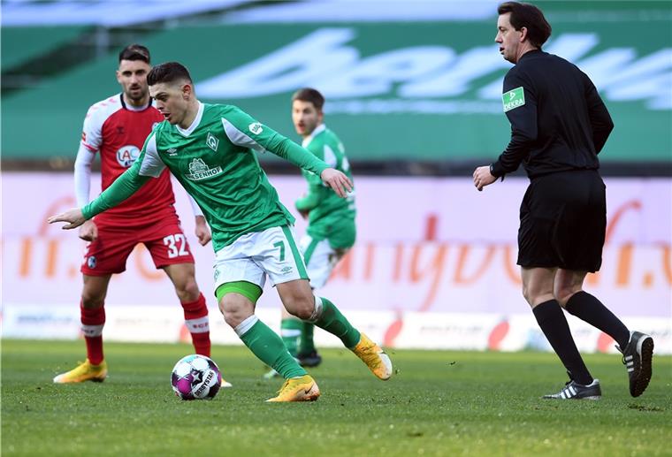 Werder zu stabil für Dortmund-Besieger Freiburg Auch Bremens Milot Rashica (vorn) hat am Ball kei Glück: Die Partie gegen Freiburg bleibt torlos.