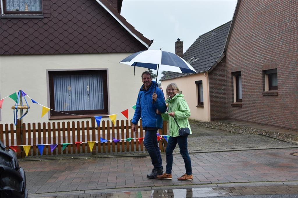 Auch Bürgermeister Klaus Wirth und seine Frau schauten beim Umzug vorbei.