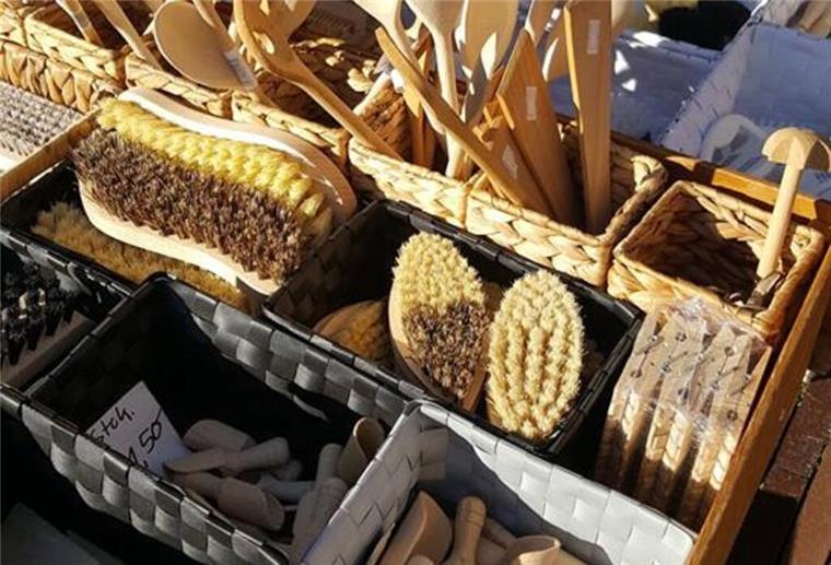 Auch Bürsten aller Art können Besucher auf dem Ladenhütermarkt erstehen.