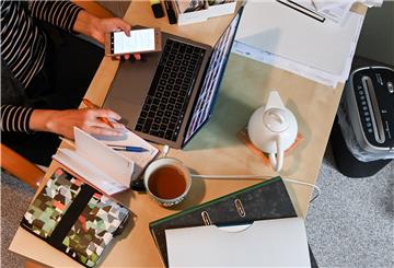 Ein Frau arbeitet in Homeoffice. (Gestellte Aufnahme.)