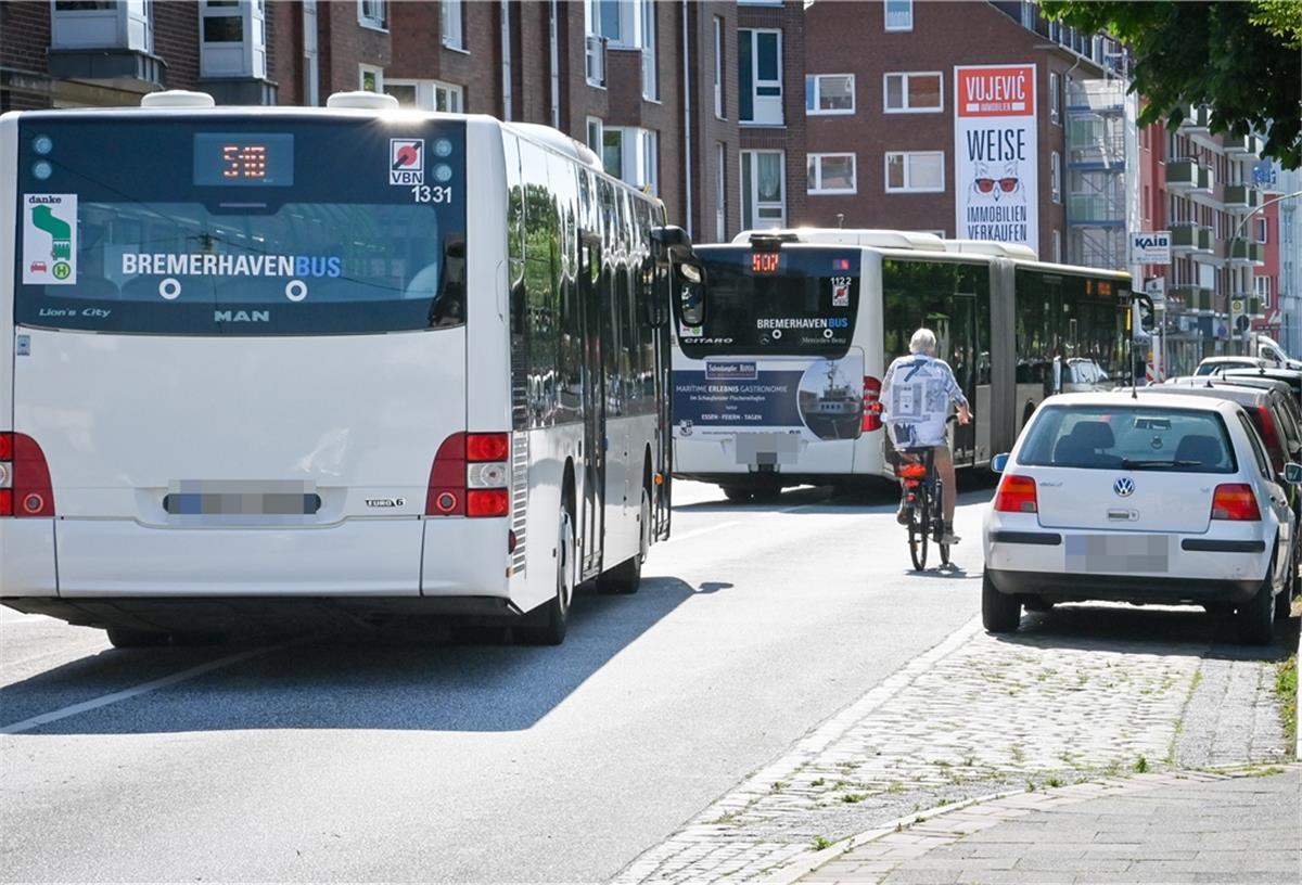 Auch Busse müssen sich an den Abstand halten, wenn sie einen Radfahrer überholen. Das führt immer wieder zu Problemen. 
