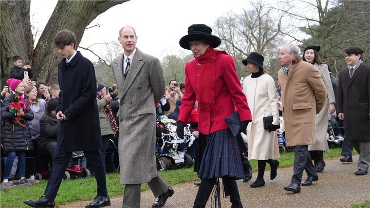 Auch Charles‘ Geschwister Prinz Edward (2.v.l.) und Prinzessin Anne waren dabei.