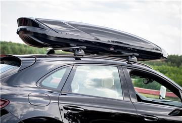 Pkw mit Dachbox