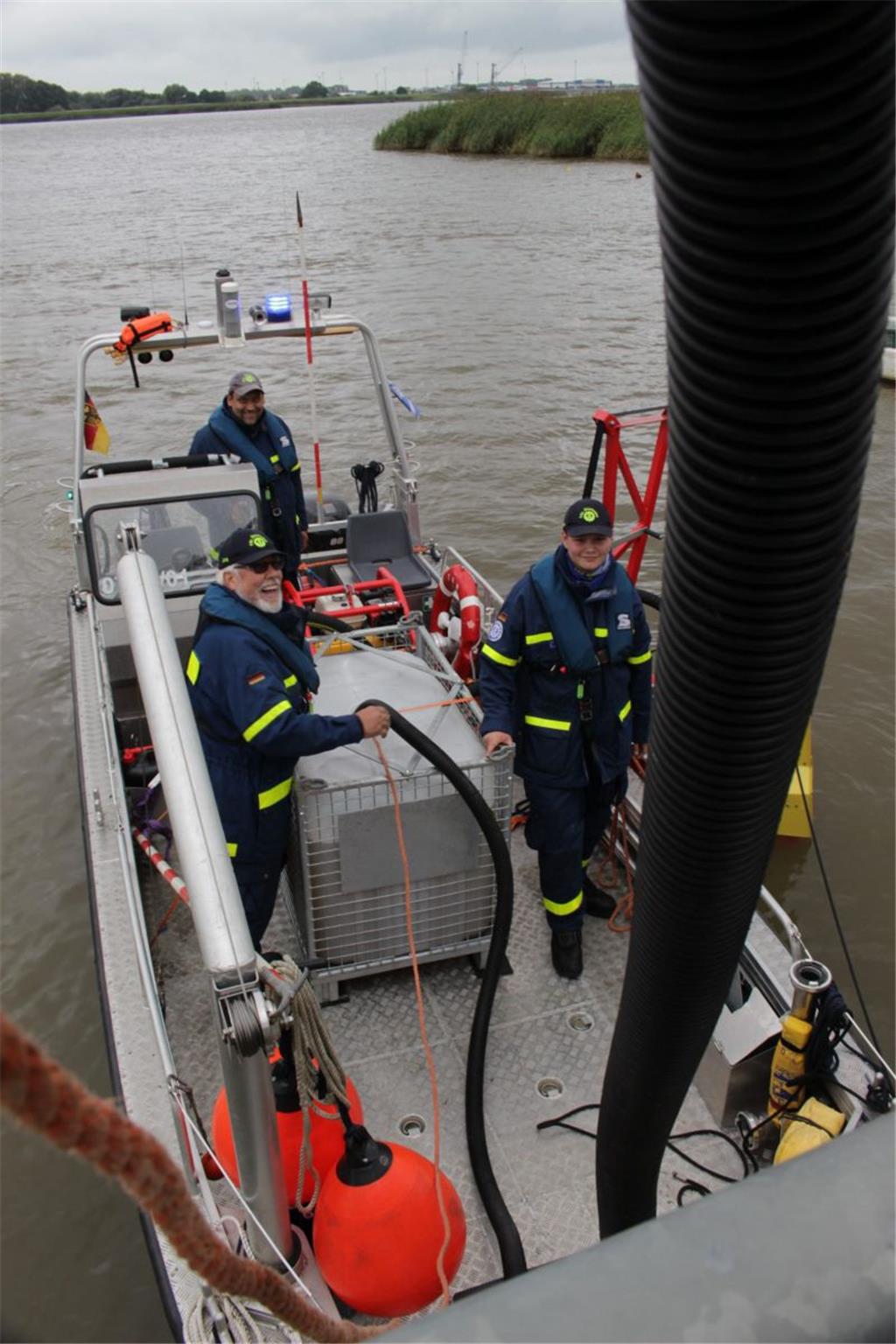 Auch das Abpumpen des kontaminierten Wassers vom Ölauffangboot will geübt werden...