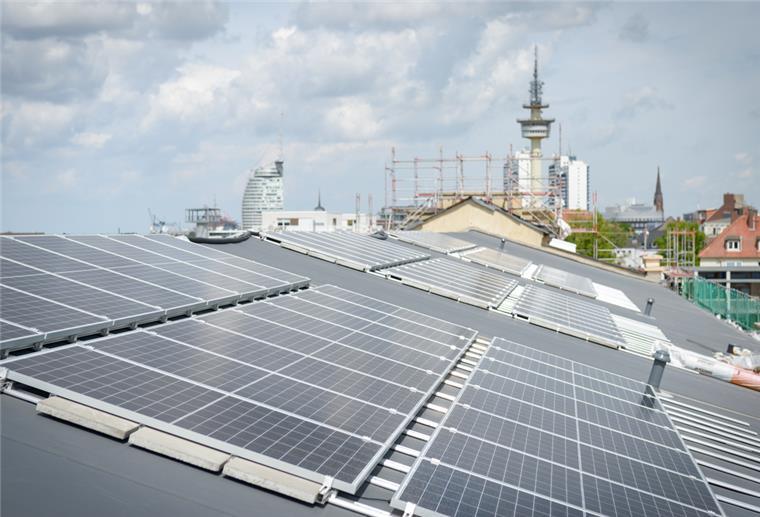 Bremerhavener produzieren immer mehr Solarstrom Auch das ehemalige Nordsee-Gebäude wurde mit einer großen Solaranlage ausgestattet. Mieter ist das Alfred-Wegener-Institut.