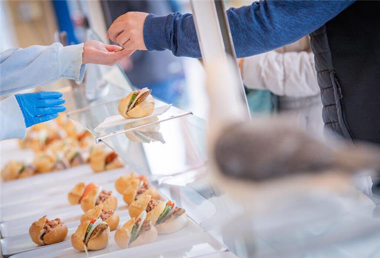 Ganz schön fischig! Bilder der Fischparty im Fischereihafen Bremerhaven Auch das klassische Fischbrötchen durfte zur Party nicht fehlen.