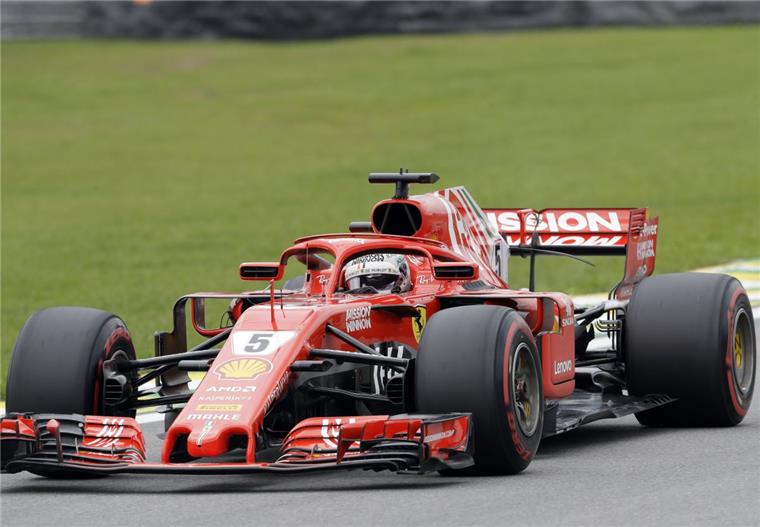 Auch das noch. Sebastian Vettel verstößt gegen Vorschriften beim Wiegen und demoliert in der Qualifikation zum Formel-1-Rennen von Brasilien auch noch unbeabsichtigt eine Auto-Waage. Das zieht eine Untersuchung nach sich. Die Pole geht an den fünfmaligen Weltmeister Lewis Hamilton. 