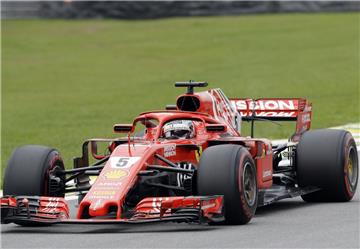 Auch das noch. Sebastian Vettel verstößt gegen Vorschriften beim Wiegen und demoliert in der Qualifikation zum Formel-1-Rennen von Brasilien auch noch unbeabsichtigt eine Auto-Waage. Das zieht eine Untersuchung nach sich. Die Pole geht an den fünfmaligen Weltmeister Lewis Hamilton. 