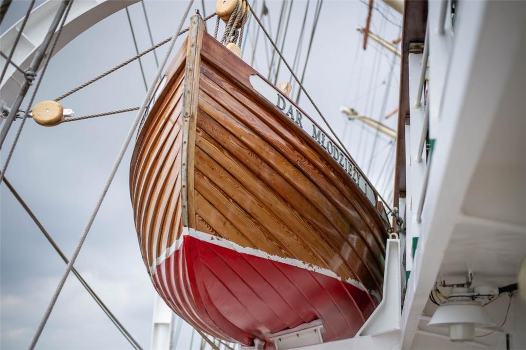 Auch das Rettungsboot sieht gut aus. Das polnische Segelschiff &quot;Dar Mlodzie...