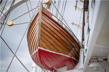 Auch das Rettungsboot sieht gut aus. Das polnische Segelschiff &quot;Dar Mlodzie...