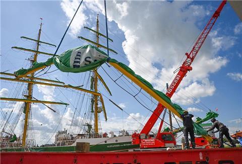 Sail-Segel der "Alex II" wird eingezogen.