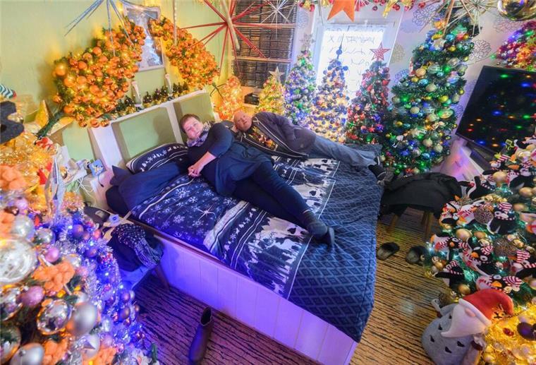 Auch das Schlafzimmer ist weihnachtlich geschmückt. Nachts bleibt die Beleuchtung allerdings aus.