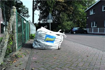 Auch das stört den einen oder anderen Bürger: Ein Bauschuttsack vor dem Grundstück. Doch die wenigsten nennen in ihrem Anruf bei der Stadtverwaltung Ross und Reiter. 
