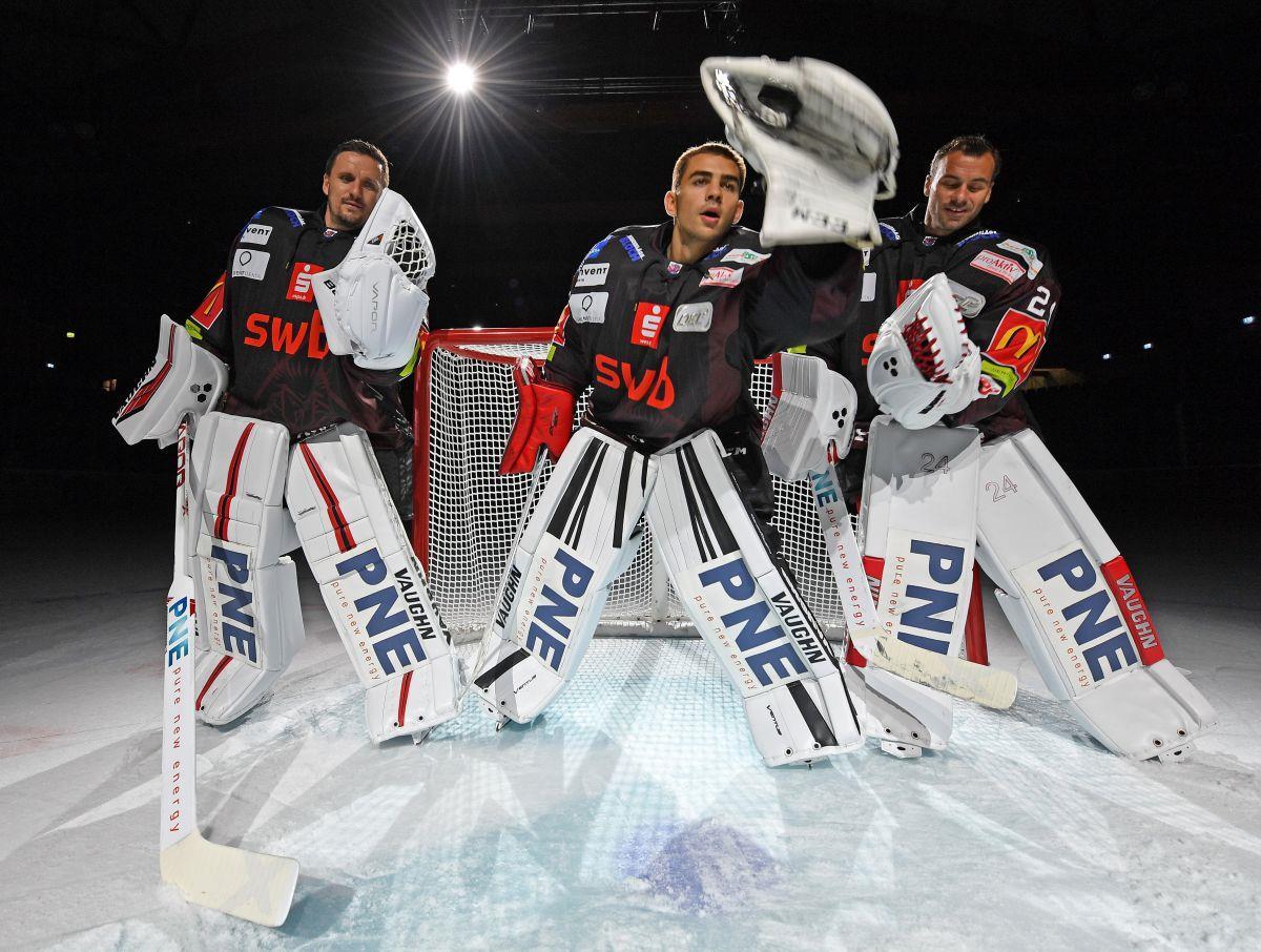 Die Pinguins machen beim Fotoshooting eine gute Figur Auch das Torhüter-Trio (von links) Tomas Pöpperle, Mark Arnsperger und Jaroslav Hübl stellte sich den Fotografen beim Media Day der Pinguins.