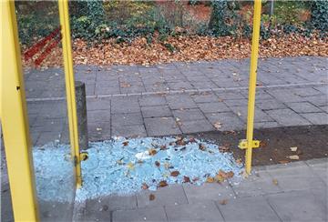 Auch das Wartehäuschen an der Haltestelle Brunnenstraße wurde beschädigt.