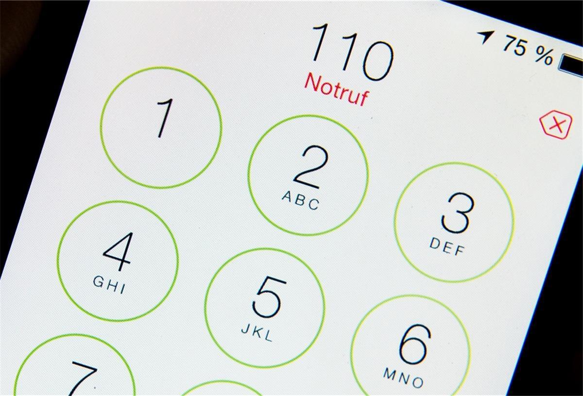 Bremerhavener ruft 35 Mal die Polizei Ein Smartphone zeigt den Notruf 110