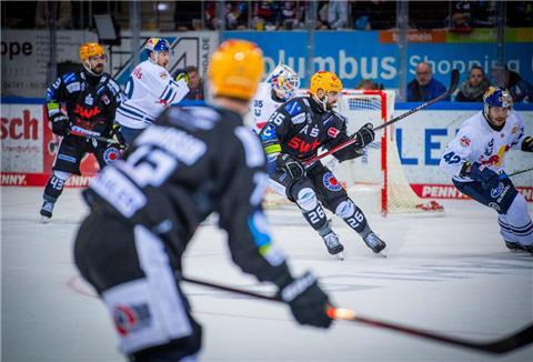 Auch der amtierende Meister aus München bekam die bestechende Form der Pinguins zu spüren und unterlag im ersten Halbfinalspiel mit 0:3. (Archivbild)