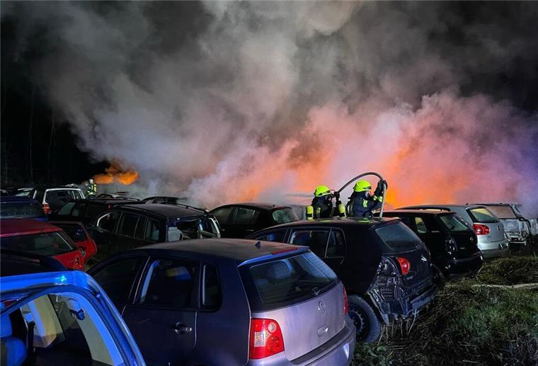Auch der Brand bei einem Autoverwerter in Rotenburg soll auf das Konto der drei Verurteilten gehen.