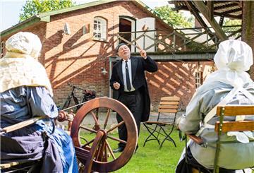 Auch der Dorflehrer ist bei der Seefelder Mühle anzutreffen.