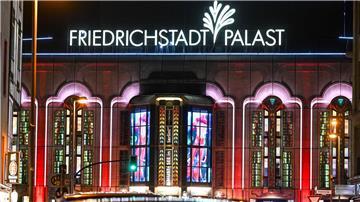 Auch der Friedrichstadt-Palast ist von den Sparmaßnahmen betroffen. (Archivbild) 