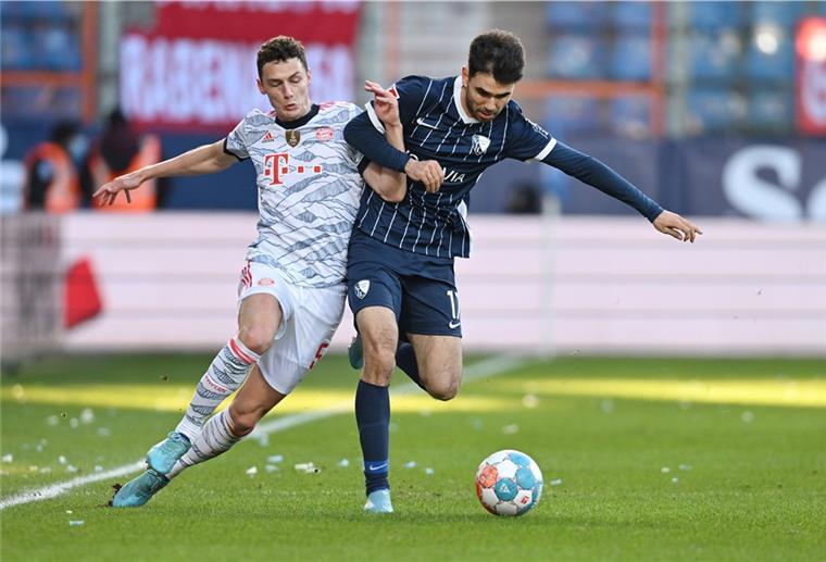 Auch der gebürtige Bremerhavener Gerrit Holtmann (rechts) gehört zu den Bochumer Torschützen gegen Bayern München (im Bild Benjamin Pavard).