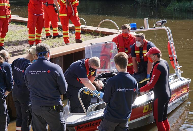 Auch der Krankentransport per Trage aus einem Boot will gelernt sein. Schließlich kommt diese Situation nicht alle Tage vor.