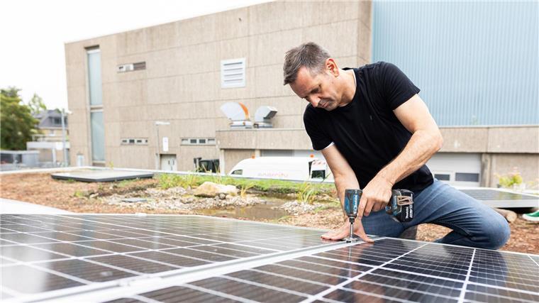 Niedersachsen droht Solarausbau-Ziel zu verpassen Auch der Regierungschef packt an: Olaf Lies montierte bei einem Arbeitseinsatz als Wirtschaftsminister ein Solarmodul auf einem Dach. (Archivbild)