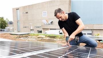 Auch der Regierungschef packt an: Olaf Lies montierte bei einem Arbeitseinsatz als Wirtschaftsminister ein Solarmodul auf einem Dach. (Archivbild)