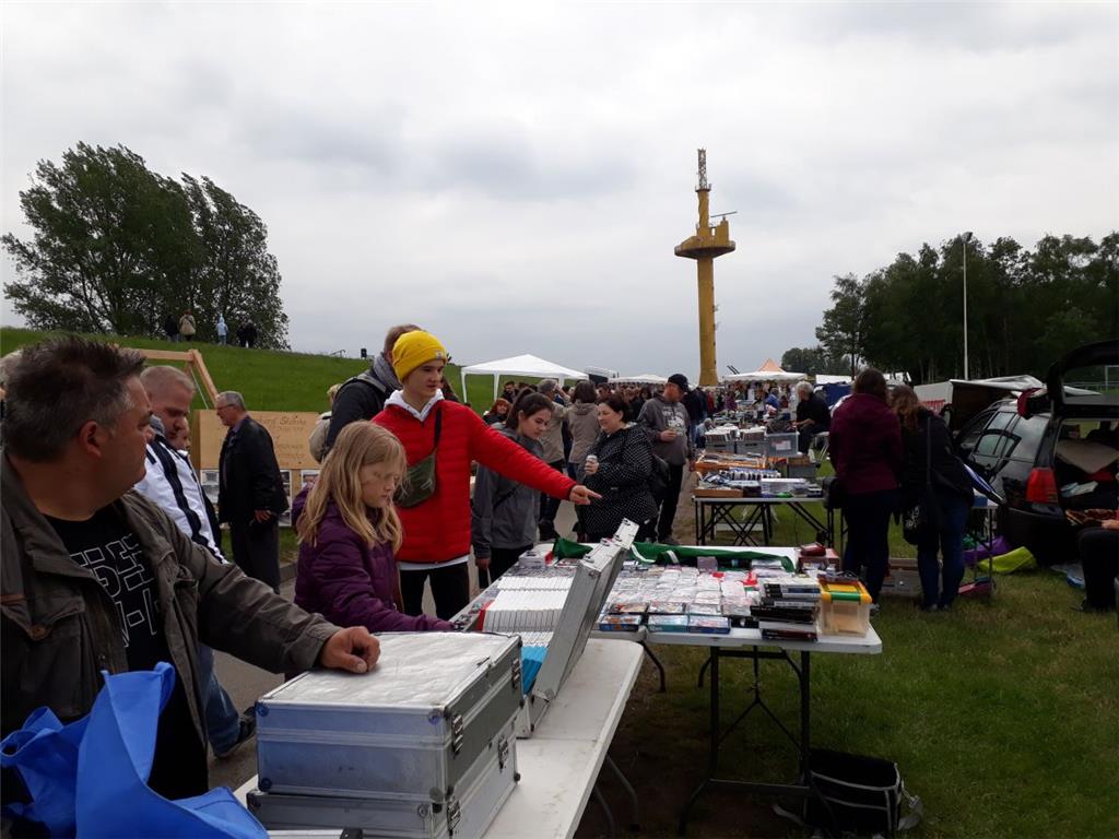 Auch der Trödelmarkt war beim Hafenfest in Sandstedt an Himmelfahrt  gut besucht...