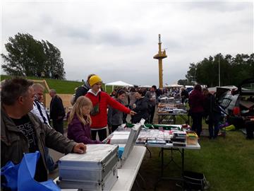 Auch der Trödelmarkt war beim Hafenfest in Sandstedt an Himmelfahrt  gut besucht...