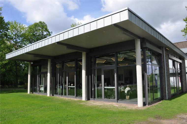 Gnarrenburgs „gute Stube“ ist fertig Auch der überdachte Außenbereich des Bürgerhauses kann für Veranstaltungen genutzt werden. Im Herbst beginnen die Bauarbeiten für die Dorfplatz-Neugestaltung, die ebenfalls Teil der Dorferneuerung ist.
