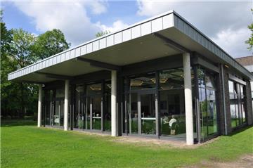 Auch der überdachte Außenbereich des Bürgerhauses kann für Veranstaltungen genutzt werden. Im Herbst beginnen die Bauarbeiten für die Dorfplatz-Neugestaltung, die ebenfalls Teil der Dorferneuerung ist.