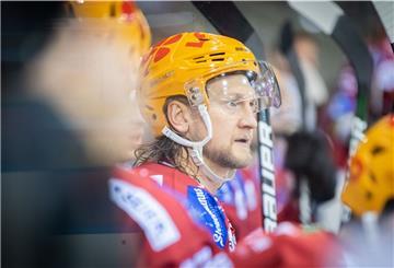 Auch der Vertrag von Kapitän Mike Moore läuft aus, der seit sechs Jahren die Identifikationsfigur bei den Pinguins ist.