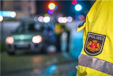 Auch die Argumente des Oberverwaltungsgerichts Lüneburg beeindrucken den Magistrat nicht. Der hält an der nächtlichen Ausgangssperre in Bremerhaven fest, die derzeit von der Polizei überwacht wird. Foto: Scheschonka